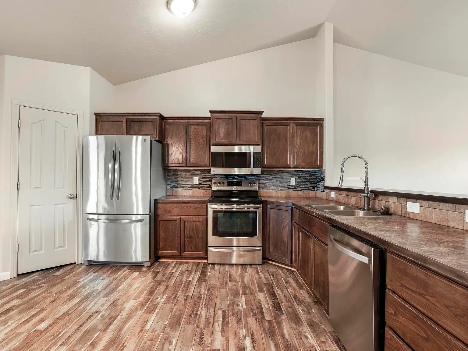 3 bed, 1196 sqft, $2,150 — Photo 4