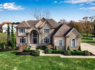 11 Kingfisher Ct, Orchard Park, NY