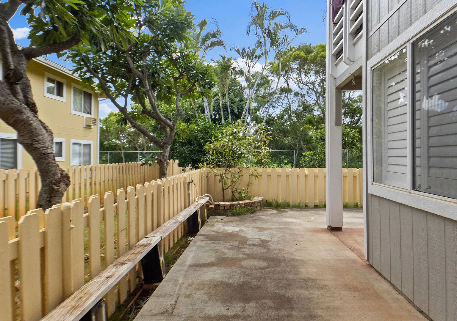 Corner-End Townhome w/ Private Yard- 94-524 Kupuohi St #16-103 — Photo 4
