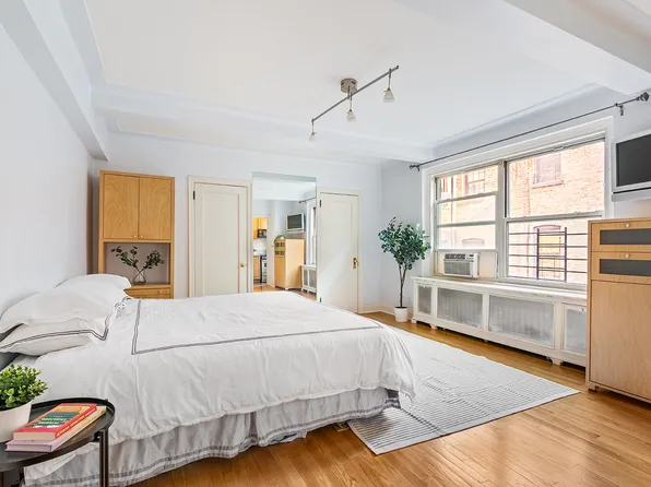 70 Remsen Street 6J image 1 of 4