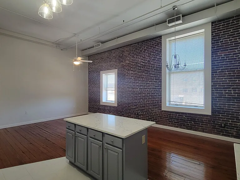121 W Jackson Ave — Photo 6
