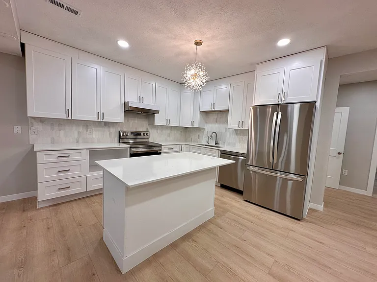 1115 E 400 N — Photo 1