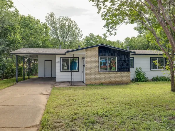 2205 Carruthers Dr, Fort Worth, TX 76112