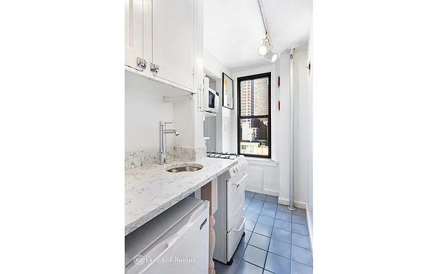 Rented by Douglas Elliman | media 18