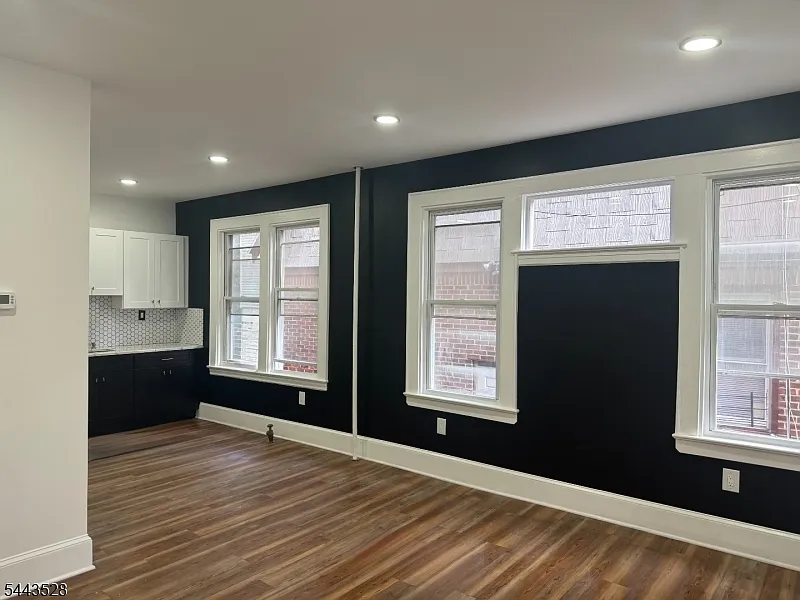 3 bed, 1.0 bath, $2,500 — Photo 2