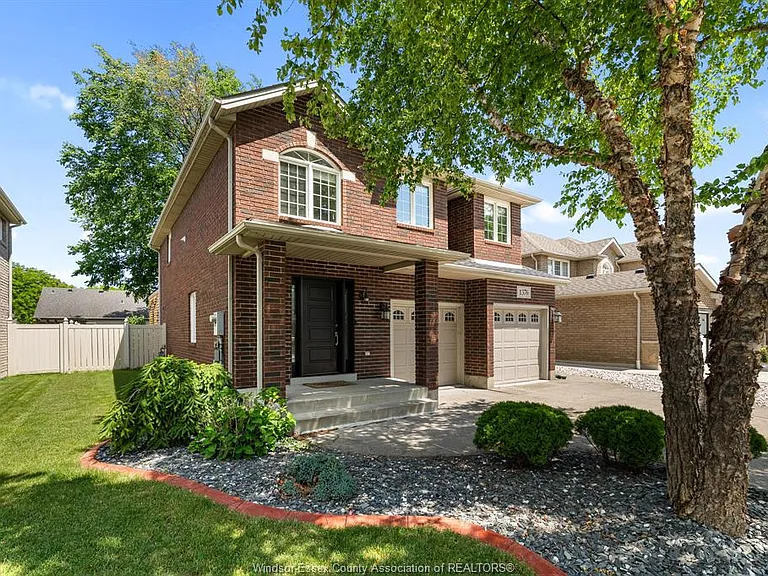 1376 Lakeview Ave — Photo 3