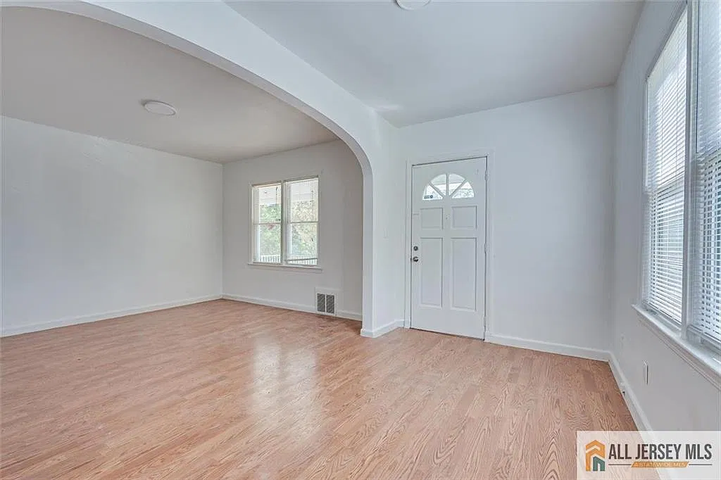 3 bed, 1.0 bath, 2213 sqft, $2,700 — Photo 4