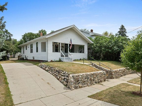 2nd image of 905 4th St SE