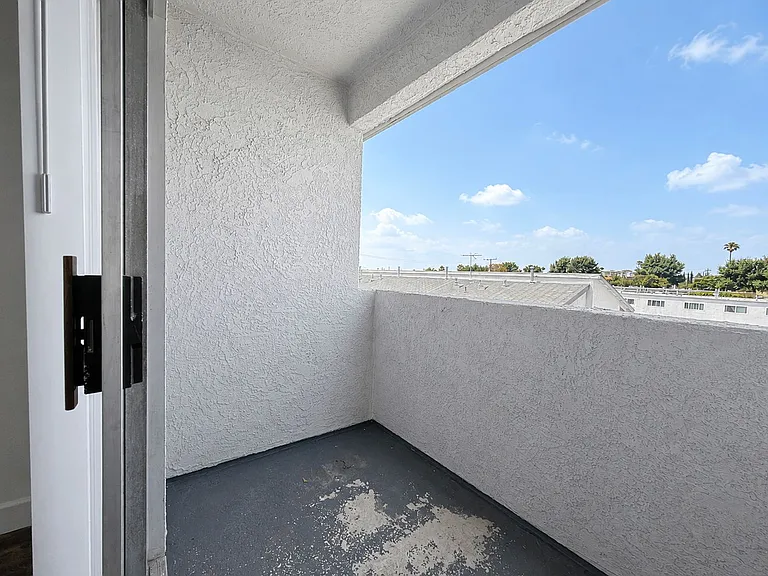 2226 Lewis Ave — Photo 8
