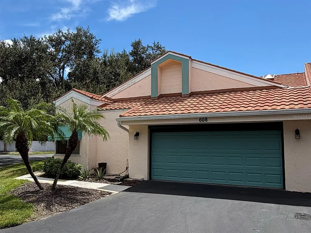 3 bed, 2.0 bath, 1387 sqft, $2,600 — Photo 3