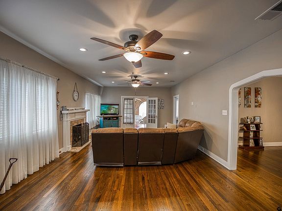 3rd image of 1009 S Sylvan Ave