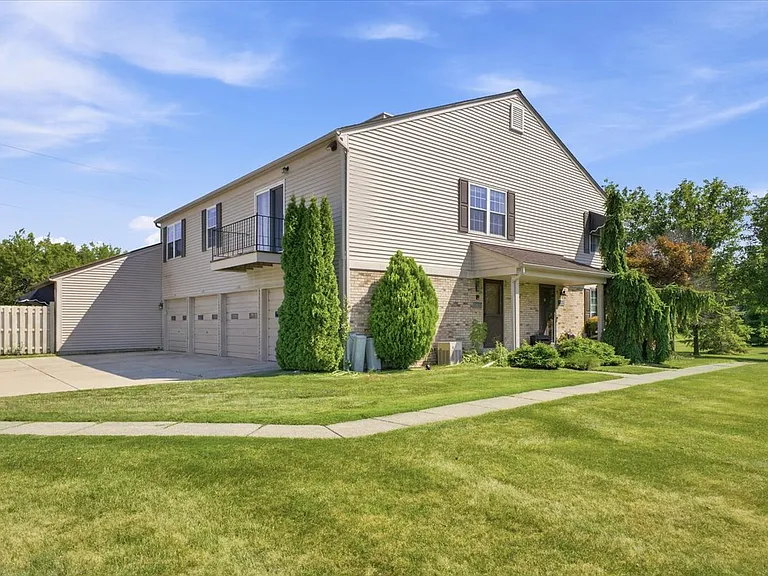 15820 Newport Dr — Photo 3
