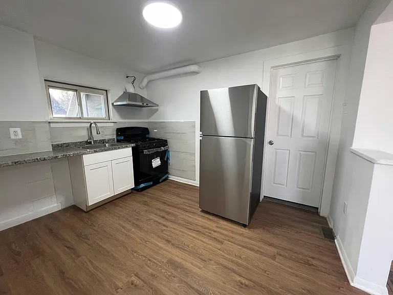 24 Robinson St #3 — Photo 4