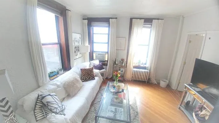 Rented by Downtown Mgt & Realty LLC | media 2