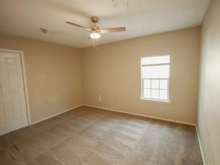 736 W Poplar St — Photo 9