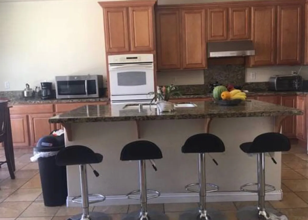 8 bed, 4388 sqft, $999 — Photo 3