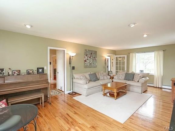 5th image of 33 Hilltop Dr