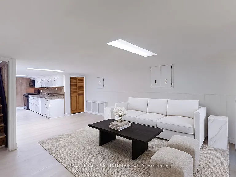 247 Palmerston Ave #LOWER — Photo 1