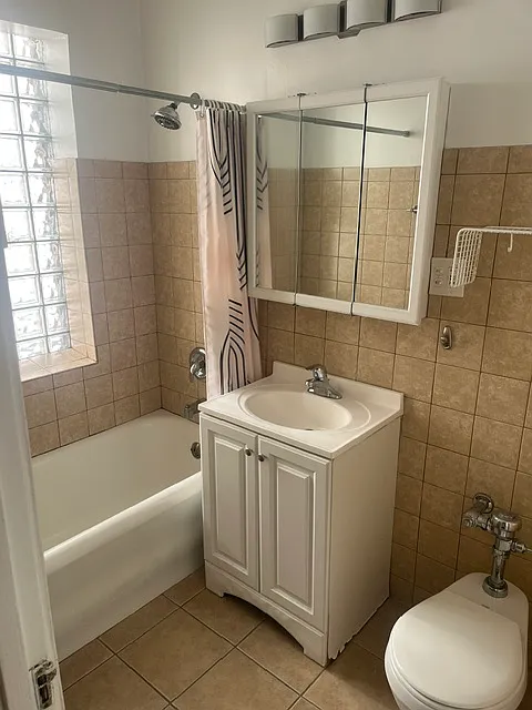 Rarely Available 2 Bed with Great Location Near El & Metra! Parking Available! — Photo 3