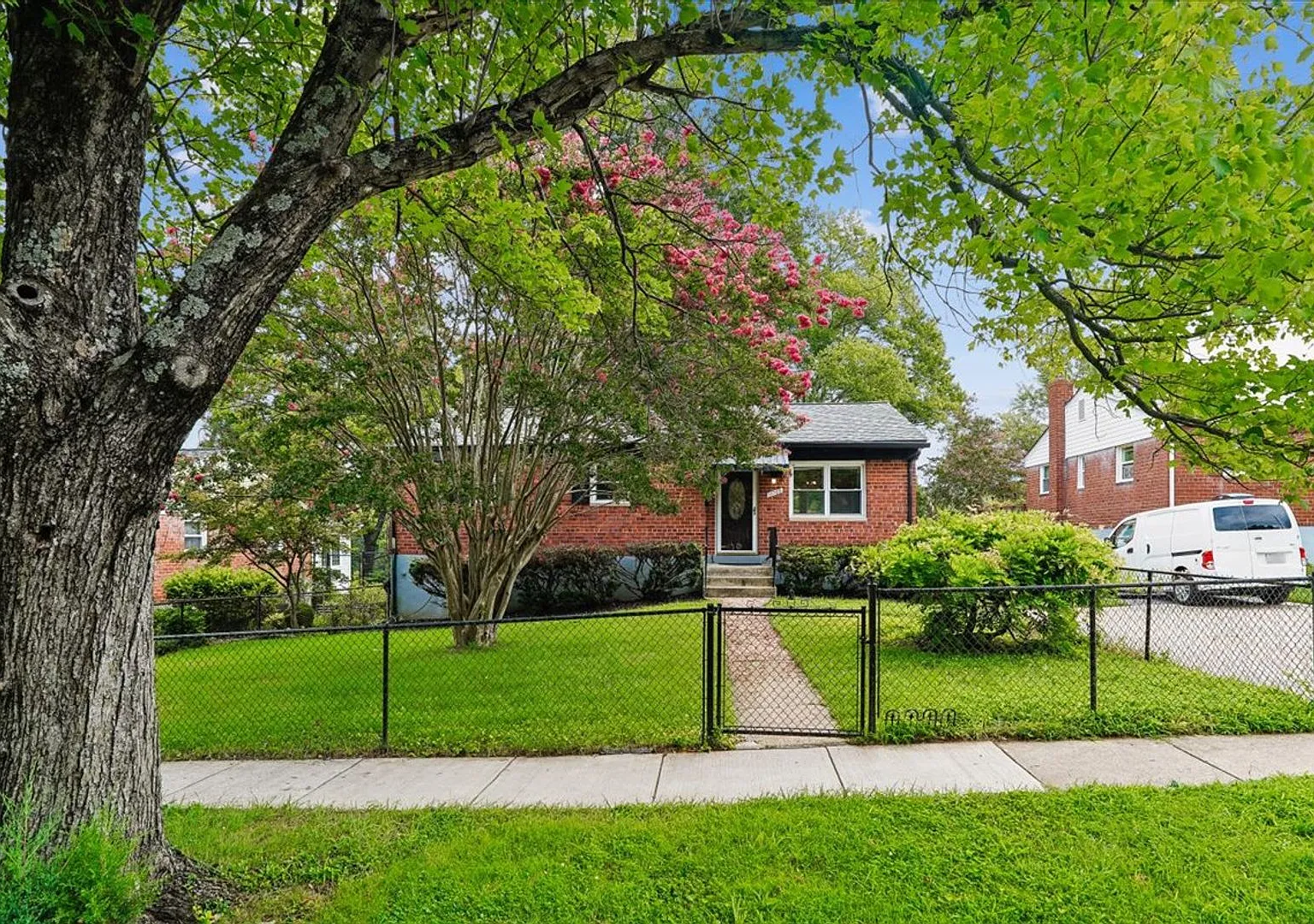 Updated Rambler Close To METRO, Parks, Shopping, & More — Photo 1