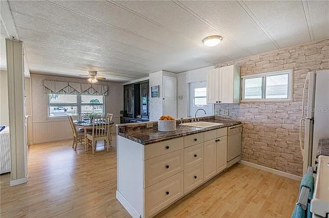274 Beach Ct — Photo 9