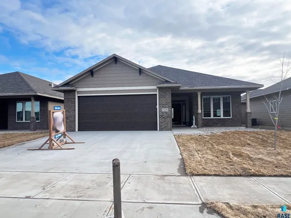 1508 S Meadowland Ave, Sioux Falls, SD 57106