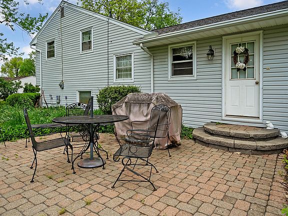 4th image of 383 Homer St