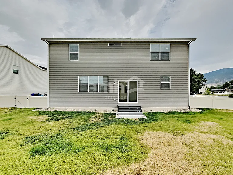 819 Grover Ct — Photo 17