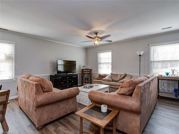 4th image of 10 Cranwood Ct