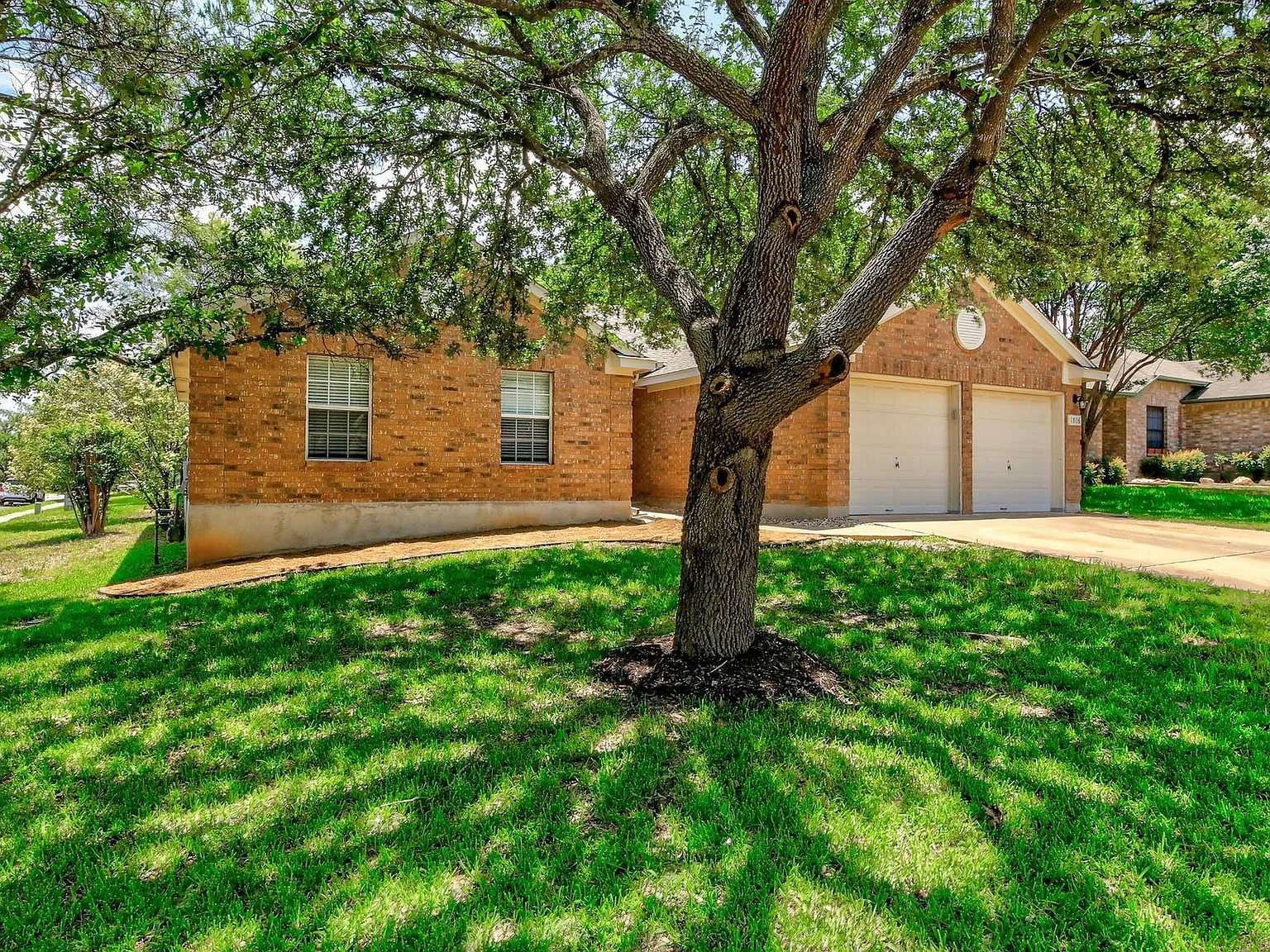 3 bed, 2.0 bath, 1323 sqft, $1,950 — Photo 2