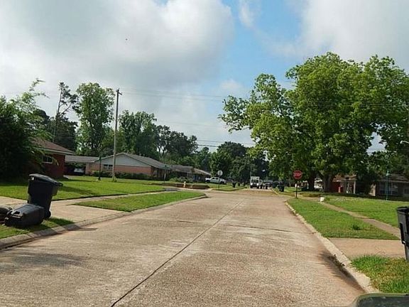 Exterior Neighborhood (street photo)