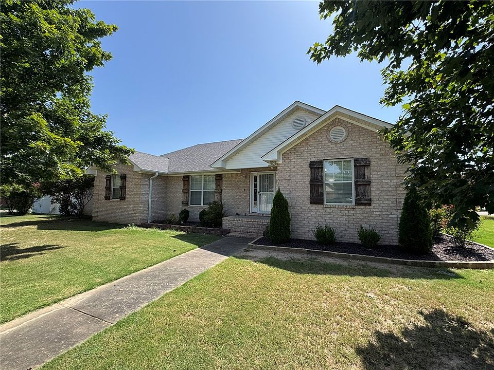 1st image of 707 S Waco Ave