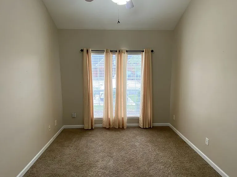 2807 Southwood Ln — Photo 16