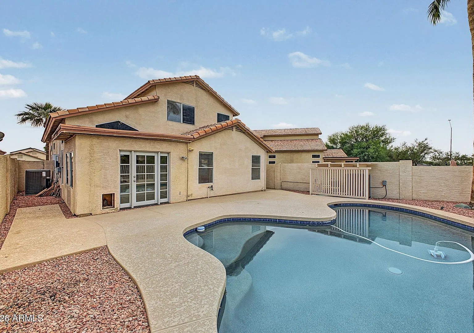 Wonderful and spacious home in Glendale w/pool and view fencing. — Photo 2