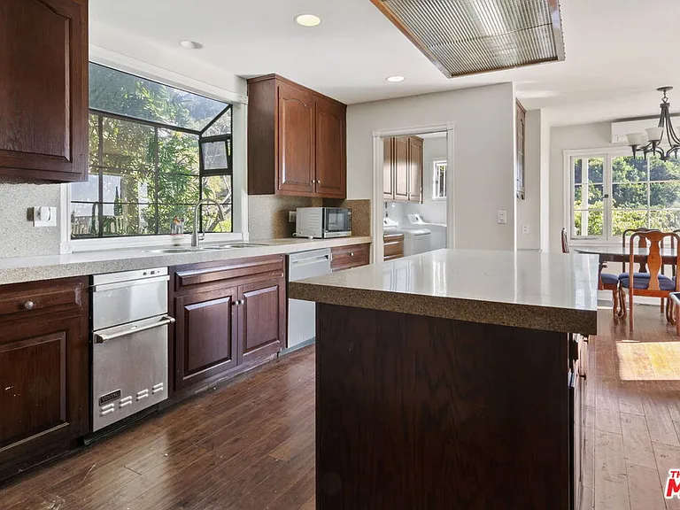 1478 Sunset Plaza Dr — Photo 6