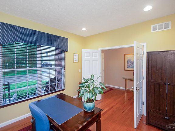 4th image of 320 Huntington Dr