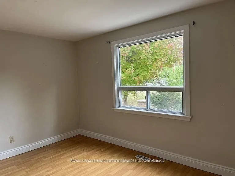 235 Lakeshore Rd W — Photo 15