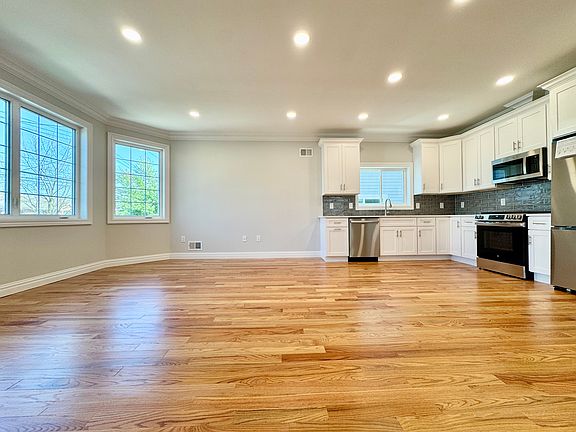 2nd image of 178 Chelsea St #1