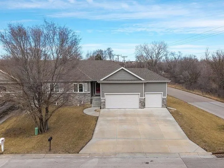 2602 Fountain Cir — Photo 1