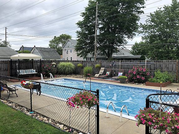 Pool has seperate fence