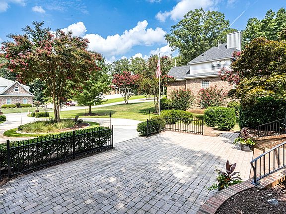 4th image of 2105 W Marilyn Cir