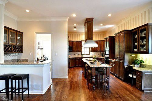 5th image of 4600 Redwood Ct