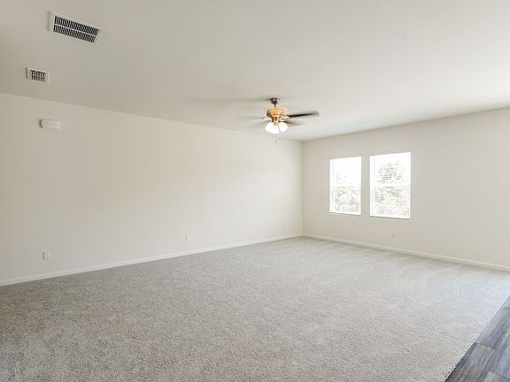 4th image of 207 Snowdrop Ave