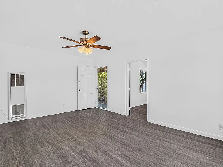 530 W 9th St — Photo 4
