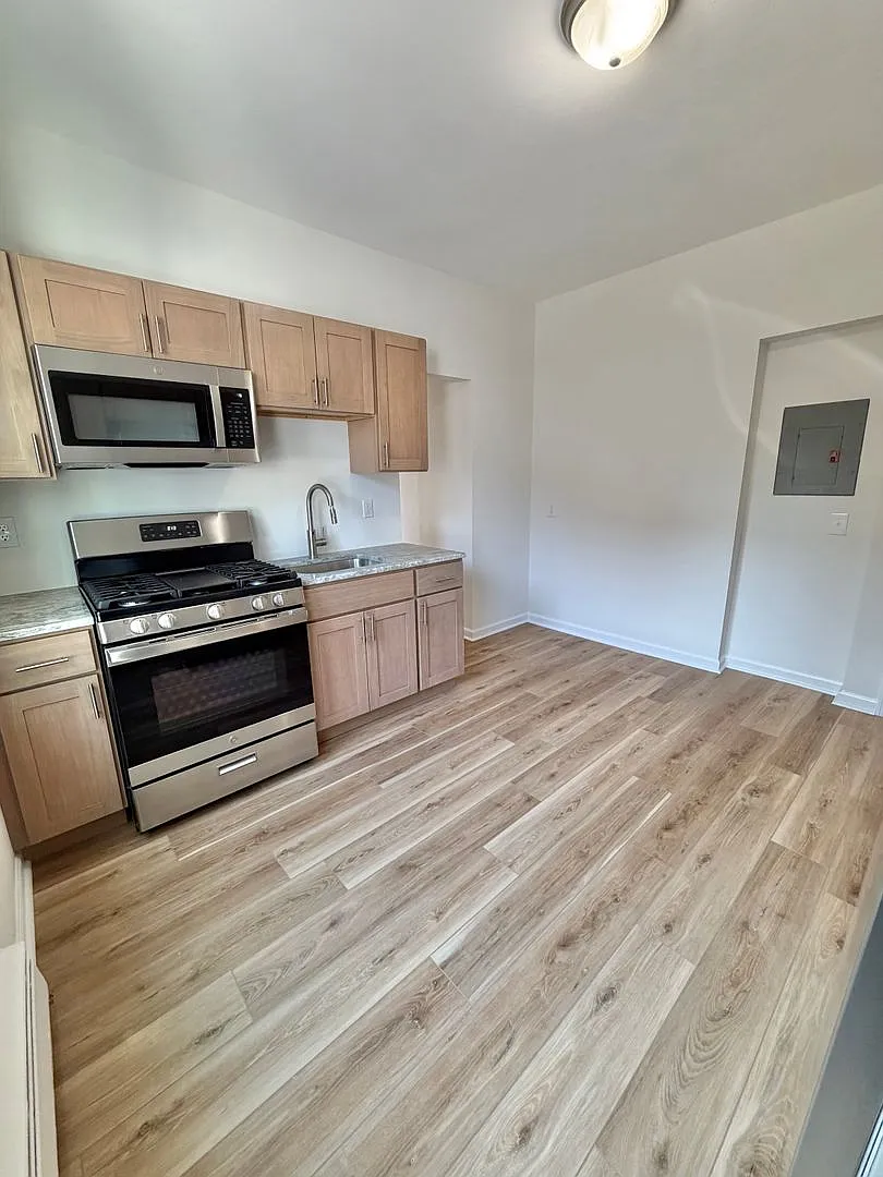 699 Stanley St — Photo 3