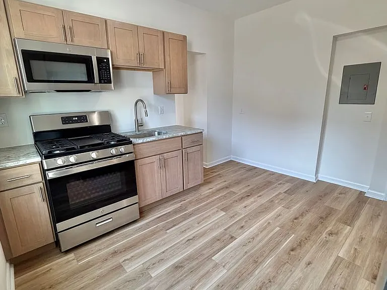 699 Stanley St — Photo 3