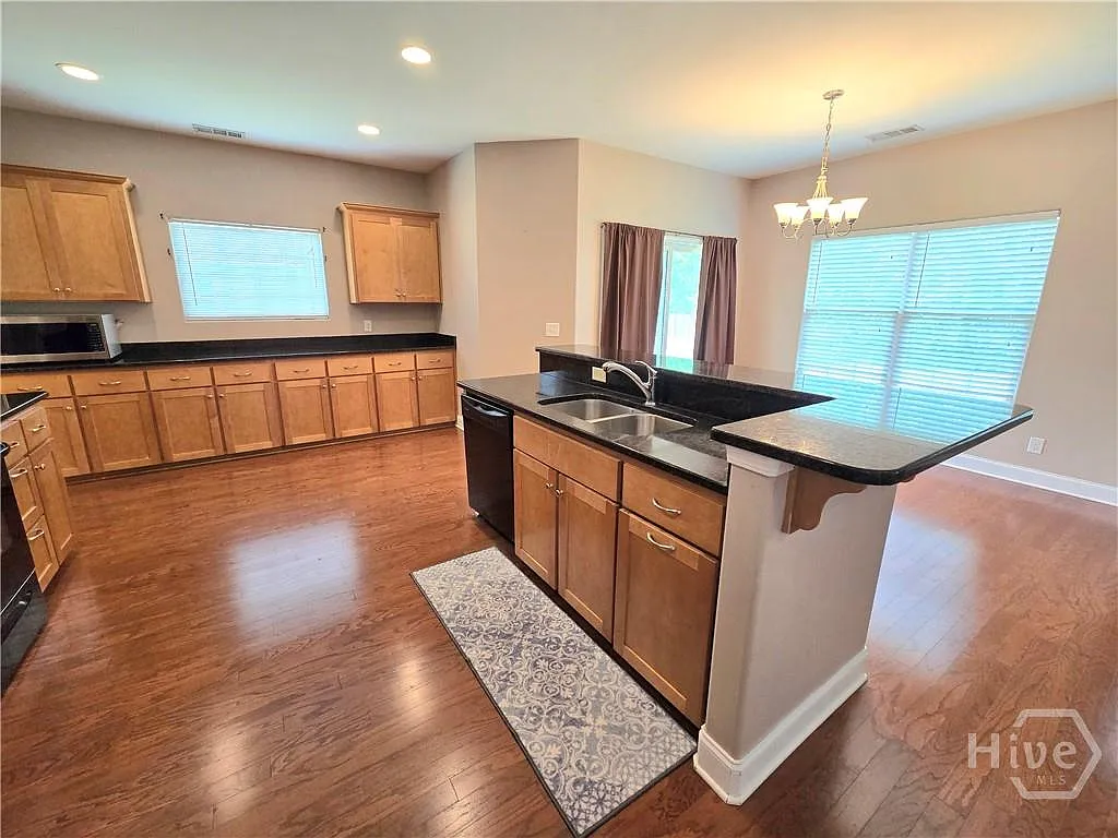 4 bed, 2148 sqft, $2,300 — Photo 3