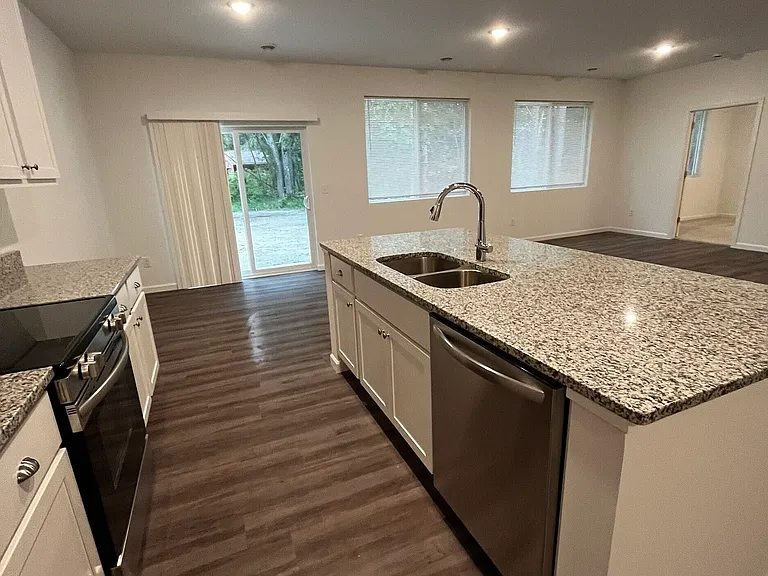 13903 Oakwood Dr — Photo 3