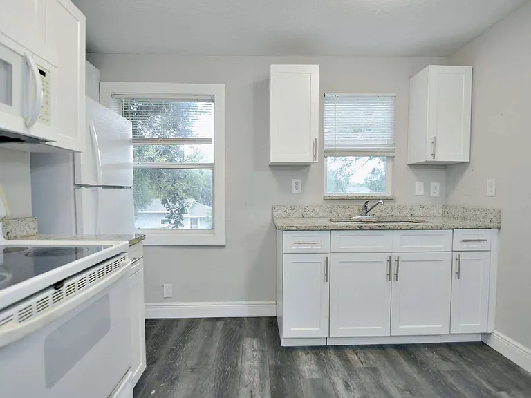 912 Hart St #B — Photo 10