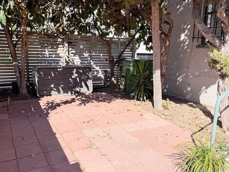 240 N Hoover St — Photo 11